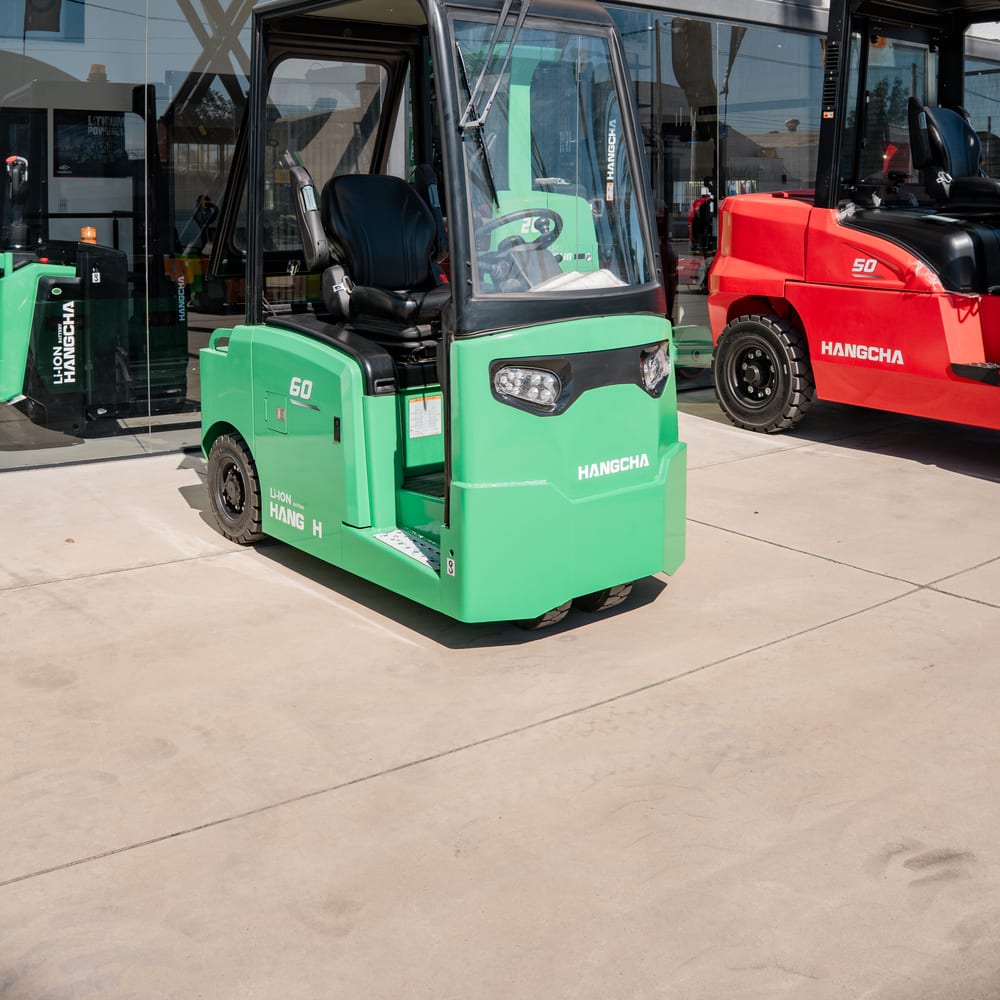 Tractor eléctrico y autoelevador Hangcha en la sede de Grupo Pomiglio en Córdoba
